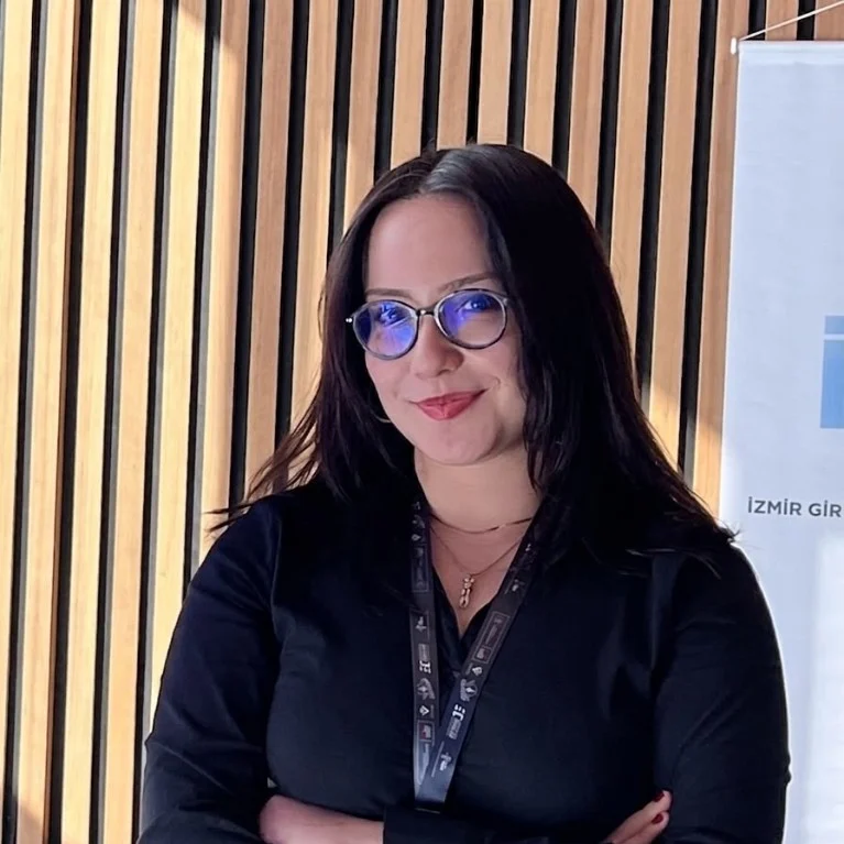 Sude Can Sümer — kurucu, içerik üretimi ve marka iletişimi