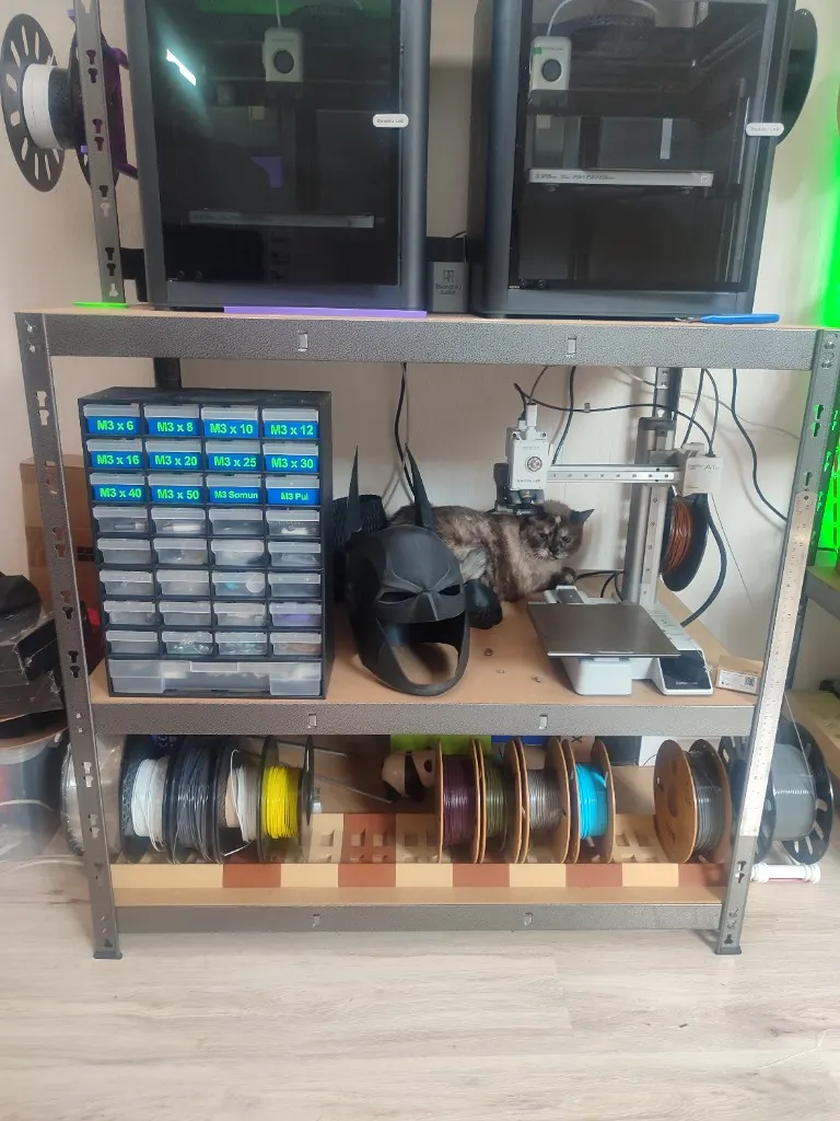 Bambu Lab yazıcılar, filament rafları ve atölye düzeni