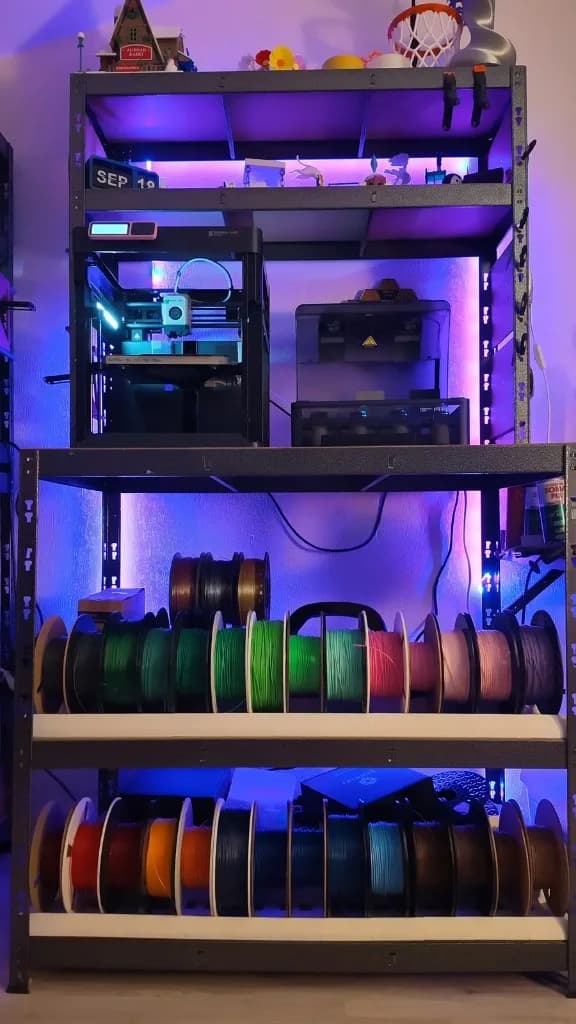 Atölye içi: filament rafları, Bambu Lab yazıcılar ve mor LED aydınlatma