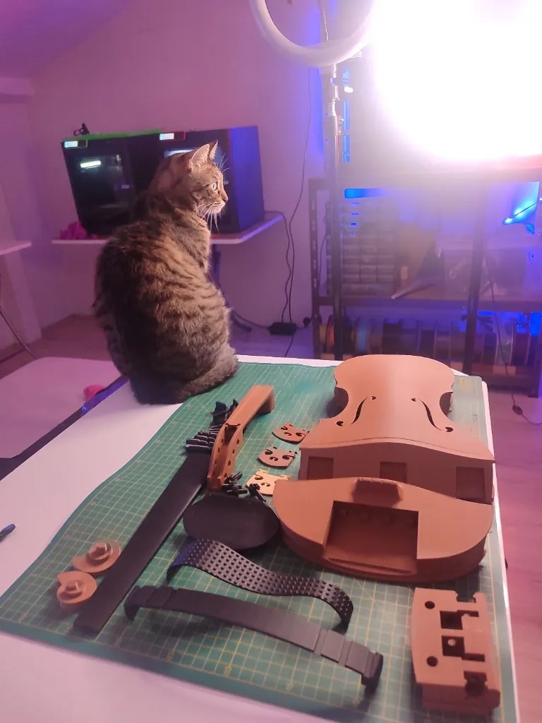 3D baskı keman gövde, sap ve köprü parçaları kesim matı üzerinde